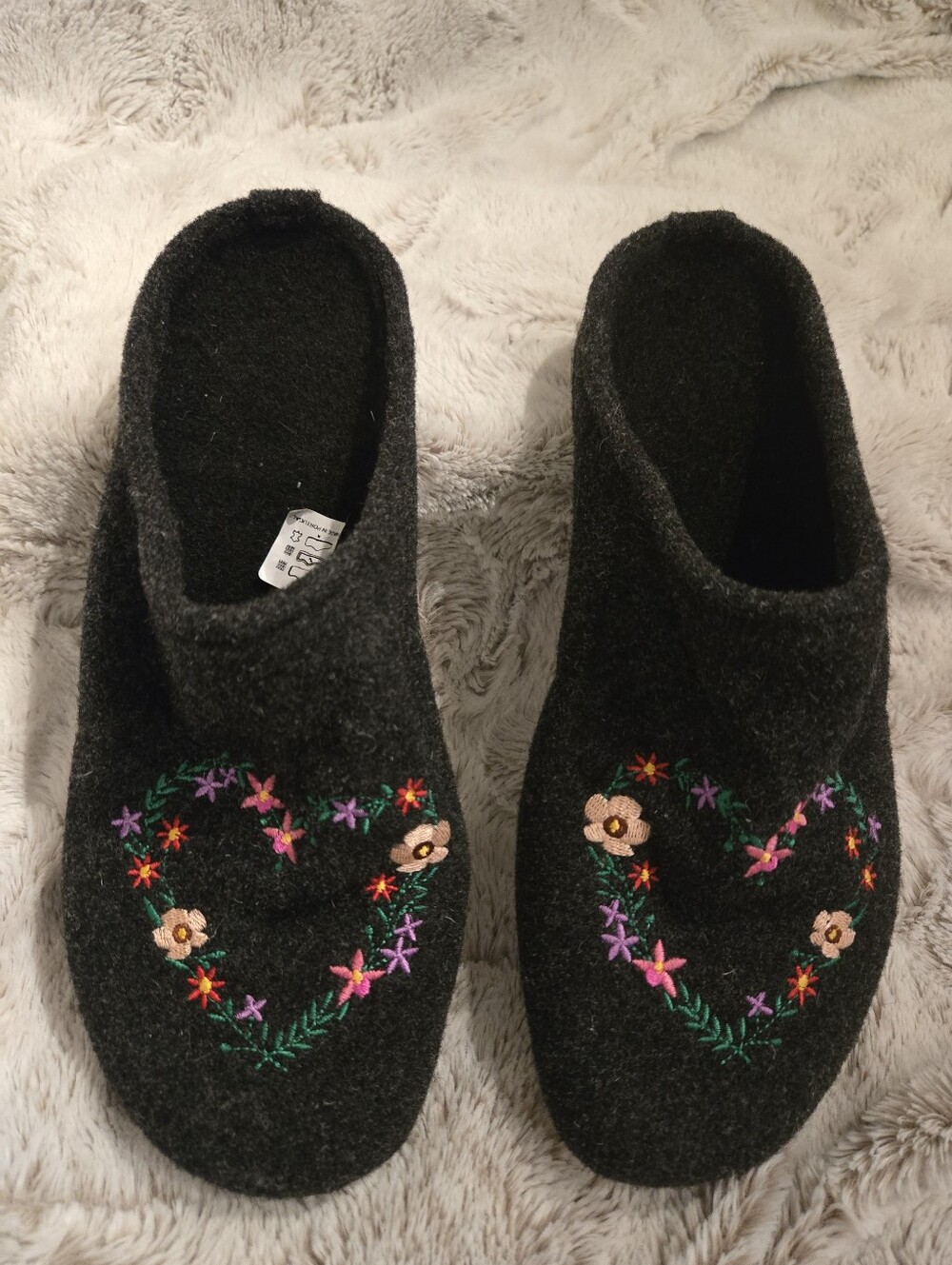 Cuddledown Boiled Wool Floral Heart Embroidered Black [Women 6] Clog Slippers